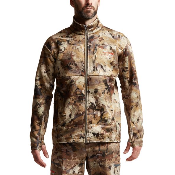 SITKA Traverse Jacke in Waterfowl Marsh angezogen