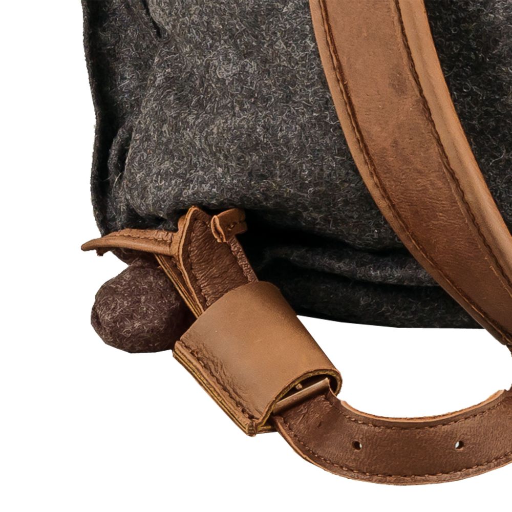 AKAH Rucksack "Loden de Luxe" mit Elchleder Detailansicht