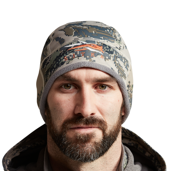 SITKA Jetstream Beanie in Open Country angezogen