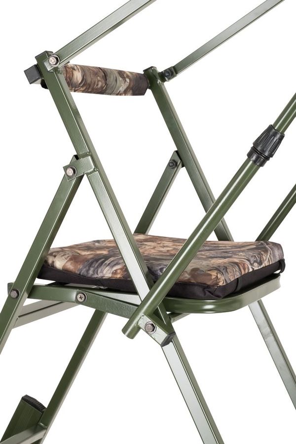 NATURWERK-Ansitzleiter-frei-stehend-AF19-3 Das Sitzpolster der frei stehenden NATURWERK Ansitzleiter AF19.