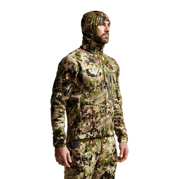 SITKA Traverse Cold Weather Hoody in Subalpine angezogen mit Kapuze
