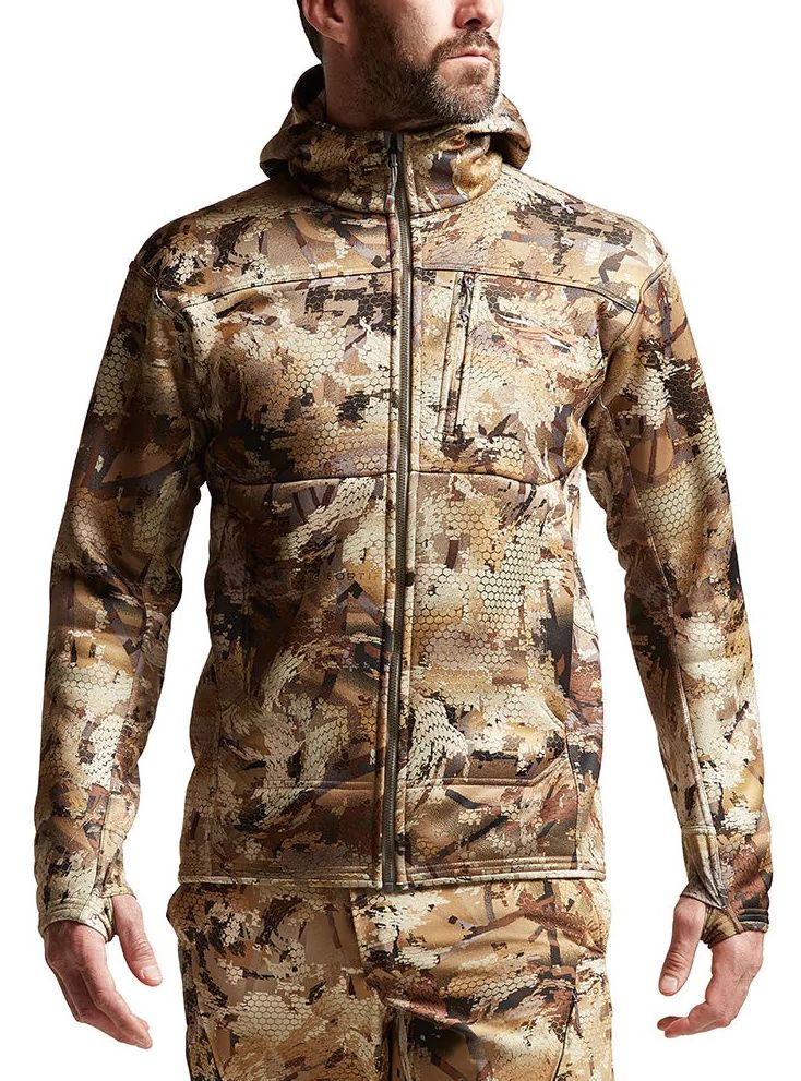 SITKA Traverse Hoody in Waterfowl Marsh angezogen