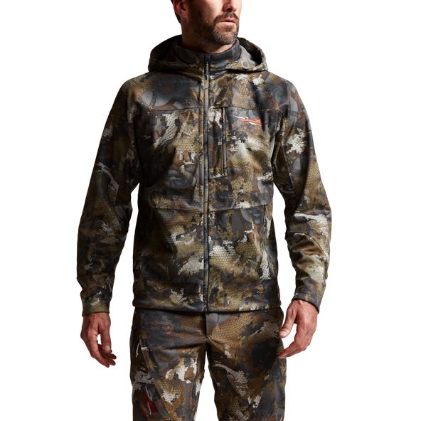 SITKA Jetstream Jacke in Waterfowl Timber angezogen