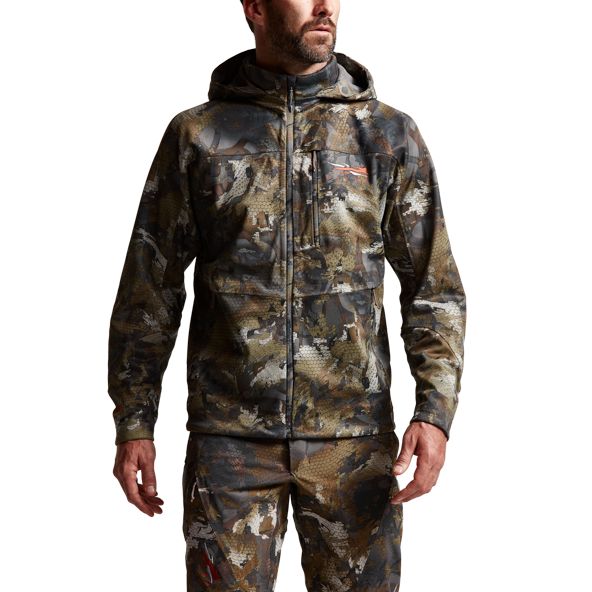 SITKA Jetstream Jacke in Waterfowl Timber angezogen