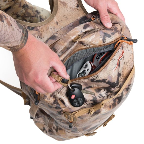 SITKA Full Choke Pack in Waterfowl Marsh Innenfach