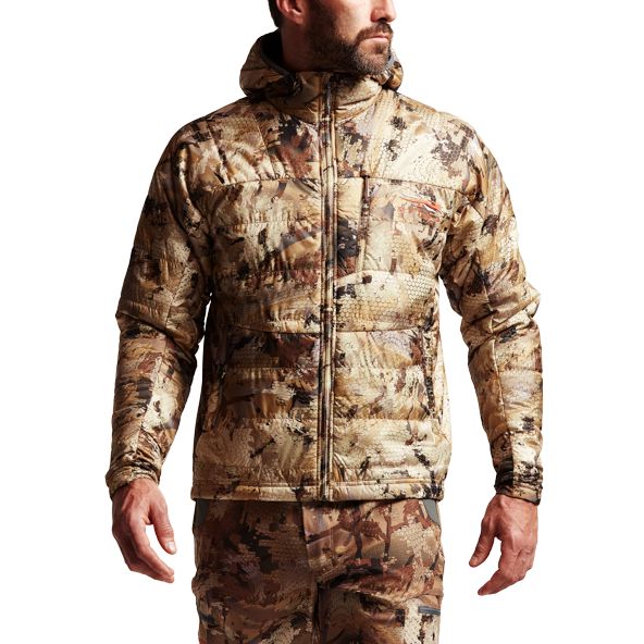 SITKA Kelvin Aerolite Jacke in Waterfowl Marsh angezogen