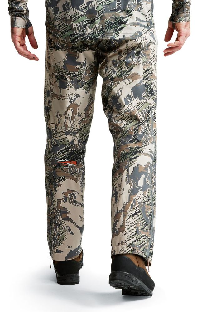 SITKA-Dew-Point-Hose-Open-Country-angezogen-R-ckansicht SITKA Dew Point Regenhose in Open Country angezogen Rückansicht