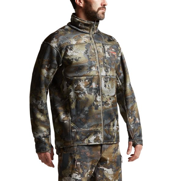 SITKA Traverse Jacke in Waterfowl Timber angezogen