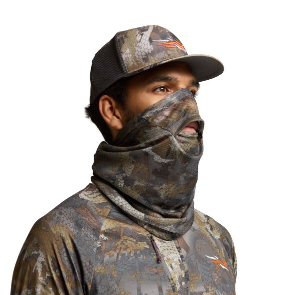 SITKA Face Mask Waterfowl Timber angezogen