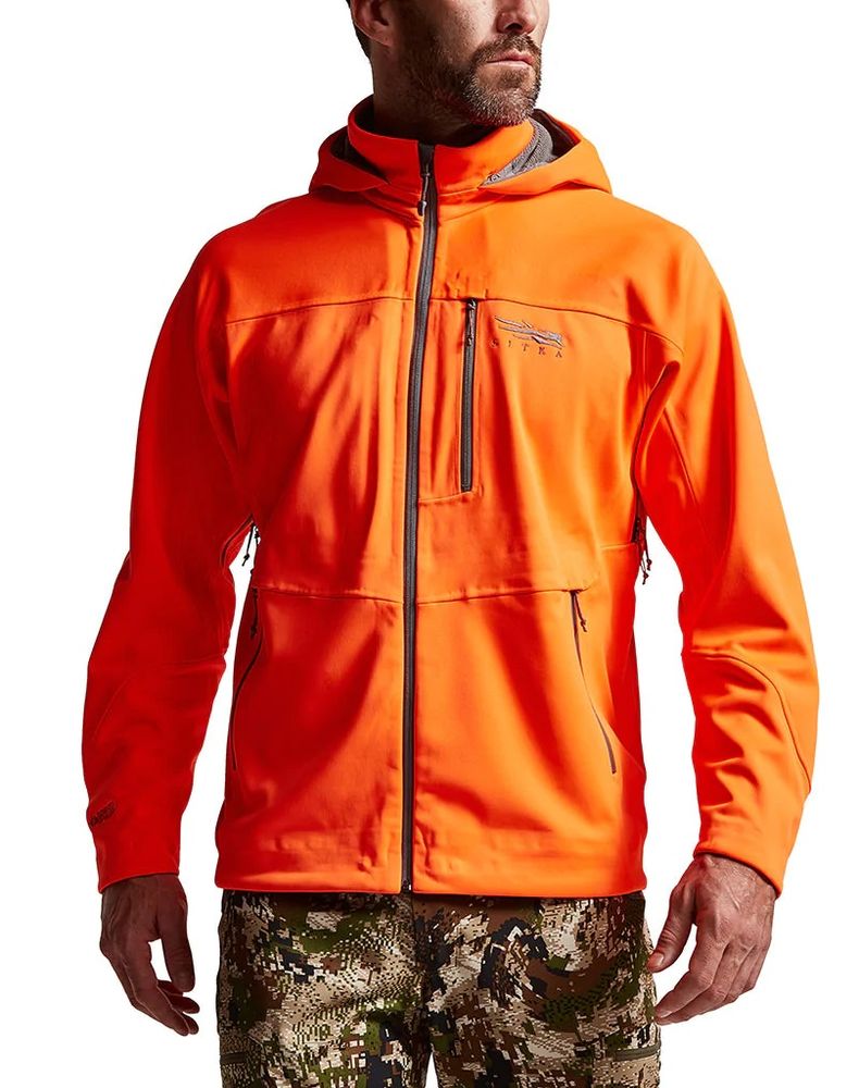 SITKA Jetstream Jacke in Blaze Orange angezogen