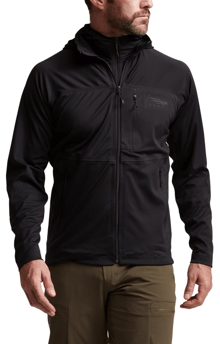 SITKA Mountain Evo Jacke in schwarz angezogen