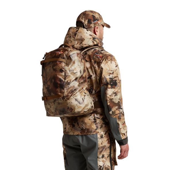 SITKA Full Choke Pack in Waterfowl Marsh getragen Rrücken