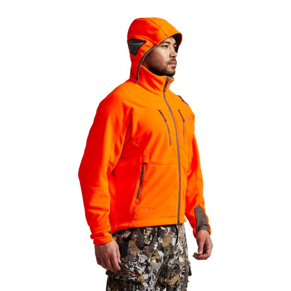 SITKA Stratus Windstopper Jacke NEU blaze orange Seitenansicht angezogen