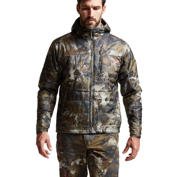 SITKA Kelvin Aerolite Jacke in Waterfowl Timber angezogen